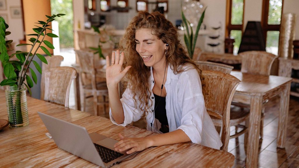 Frau mit Laptop bei Online Meeting